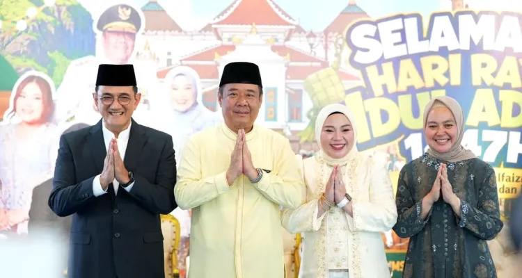 open-house-cik-ujang-iduladha Suasana hangat Wakil Gubernur Sumsel H Cik Ujang dan istri Hj Lidyawati saat bersalaman dengan warga di acara Open House Iduladha.