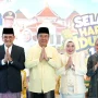 Suasana hangat Wakil Gubernur Sumsel H Cik Ujang dan istri Hj Lidyawati saat bersalaman dengan warga di acara Open House Iduladha.