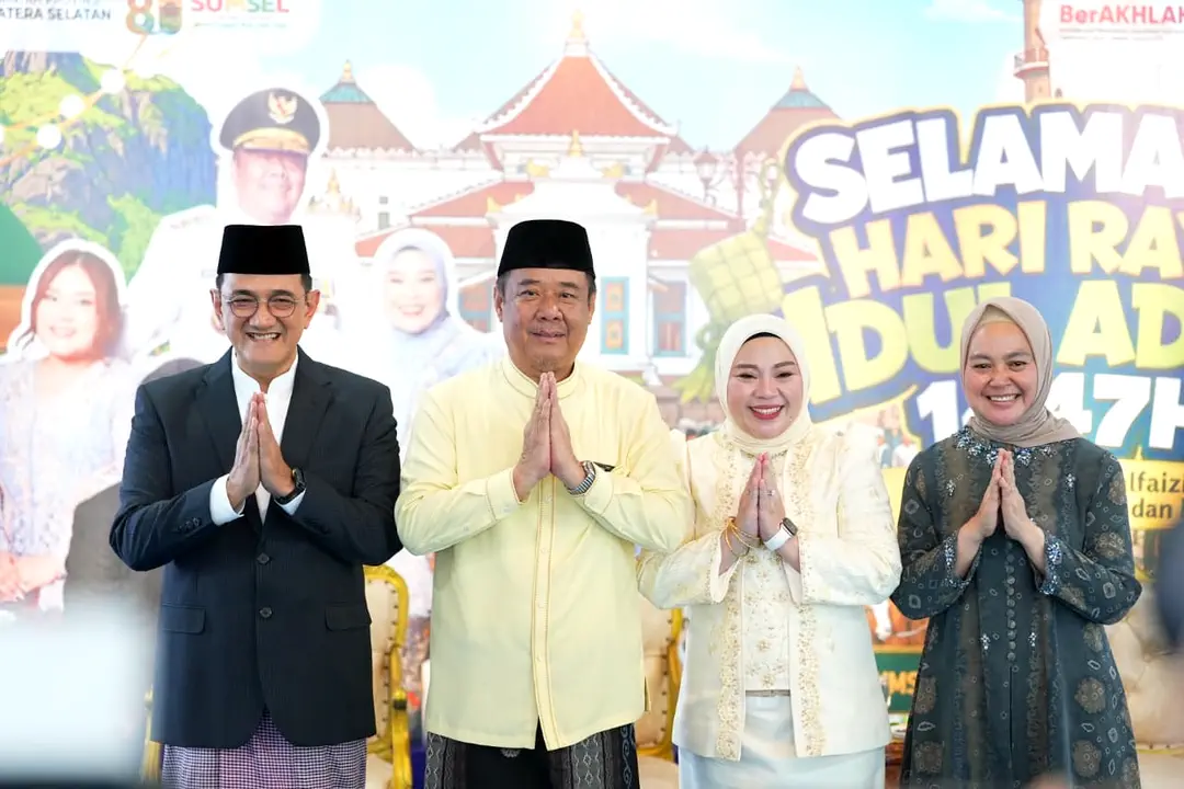 Suasana hangat Wakil Gubernur Sumsel H Cik Ujang dan istri Hj Lidyawati saat bersalaman dengan warga di acara Open House Iduladha.