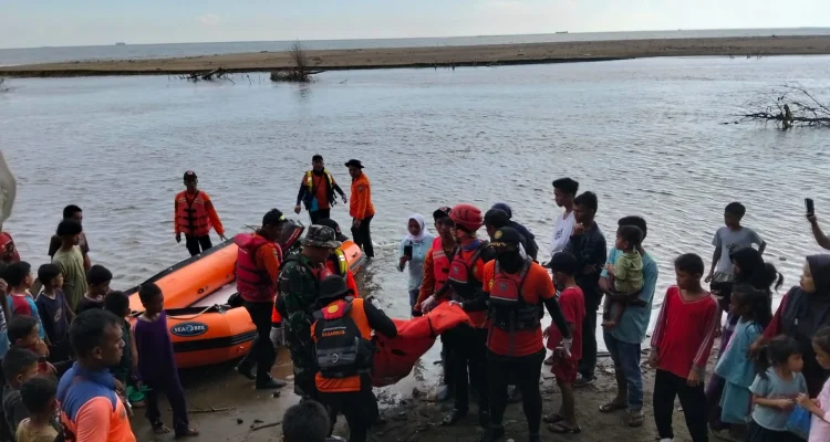 Evakuasi jasad bocah hanyut Jesra Putra di Pesisir Selatan