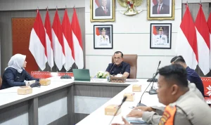 Sekda Sumsel Edward Candra saat memimpin rapat persiapan Festival Sriwijaya XXXIV di Palembang.