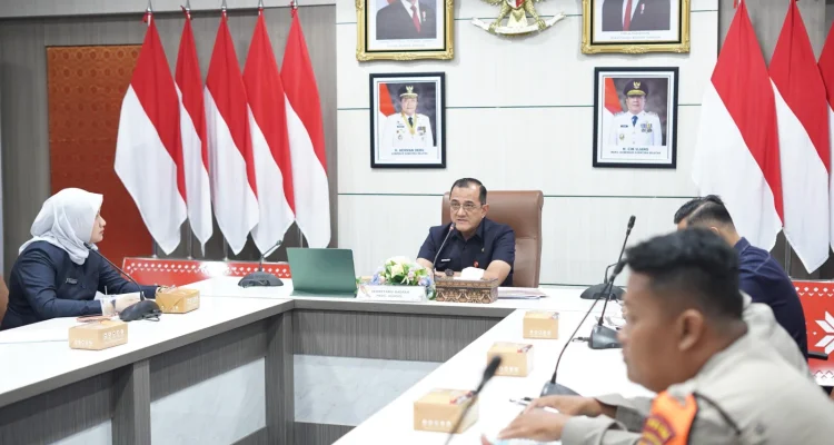 Sekda Sumsel Edward Candra saat memimpin rapat persiapan Festival Sriwijaya XXXIV di Palembang.