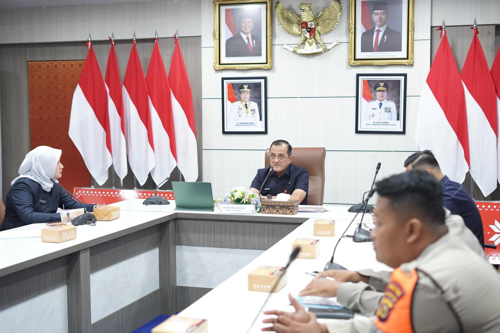 Sekda Sumsel Edward Candra saat memimpin rapat persiapan Festival Sriwijaya XXXIV di Palembang.