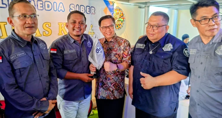 Foto pengurus PJS Sumsel merayakan HUT ke-4 dan prestasi anggota terbanyak.