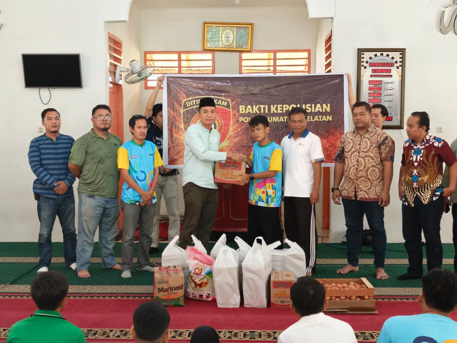 polda-sumsel-berbagi-sembako-sentra-budi-perkasa Penyerahan bantuan sembako oleh Intelkam Polda Sumsel di Sentra Budi Perkasa Palembang.