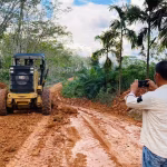 Alat berat Dinas PUPR Muba saat melakukan perbaikan jalan berlumpur di Kecamatan Jirak Jaya.