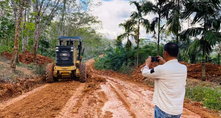 Alat berat Dinas PUPR Muba saat melakukan perbaikan jalan berlumpur di Kecamatan Jirak Jaya.