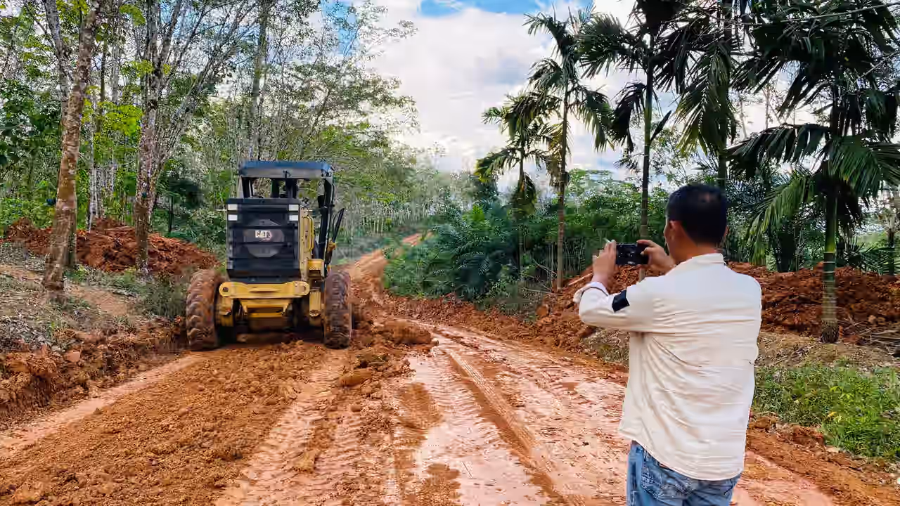 rbaikan-jalan-jirak-jaya-muba-pupr Alat berat Dinas PUPR Muba saat melakukan perbaikan jalan berlumpur di Kecamatan Jirak Jaya.