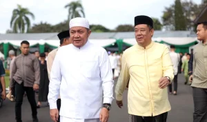 sholat-idul-adha-di-griya-agung-palembang. Gubernur Herman Deru didampingi Wagub Cik Ujang saat berbaur di tengah ribuan jamaah Sholat Idul Adha di Griya Agung Palembang.