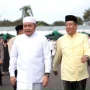 Gubernur Herman Deru didampingi Wagub Cik Ujang saat berbaur di tengah ribuan jamaah Sholat Idul Adha di Griya Agung Palembang.