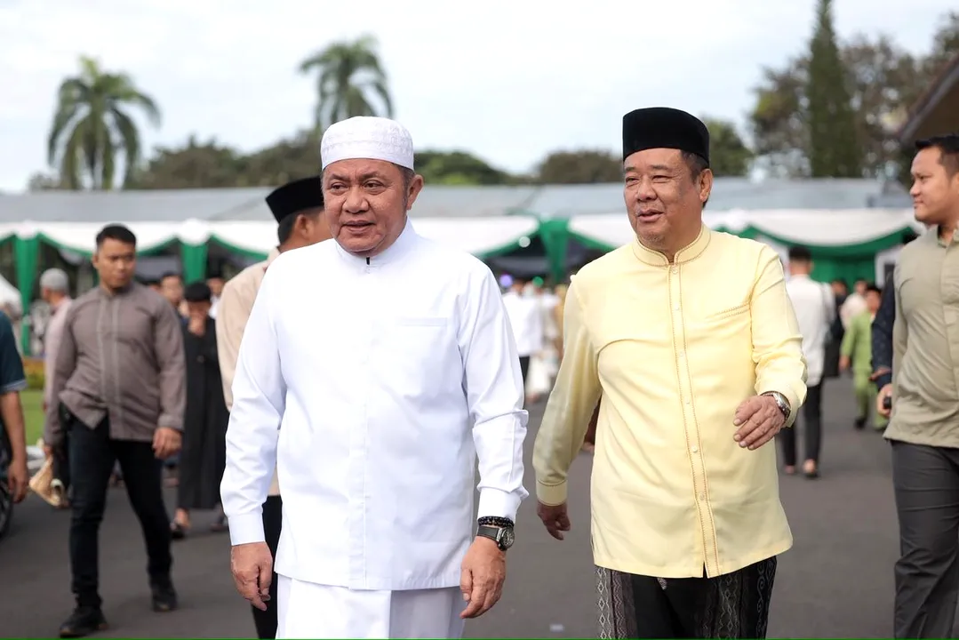 sholat-idul-adha-di-griya-agung-palembang. Gubernur Herman Deru didampingi Wagub Cik Ujang saat berbaur di tengah ribuan jamaah Sholat Idul Adha di Griya Agung Palembang.