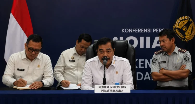 sindikat-judol-love-scamming-wna-batam Barang bukti komputer dan perangkat siber hasil penggerebekan WNA di Batam.