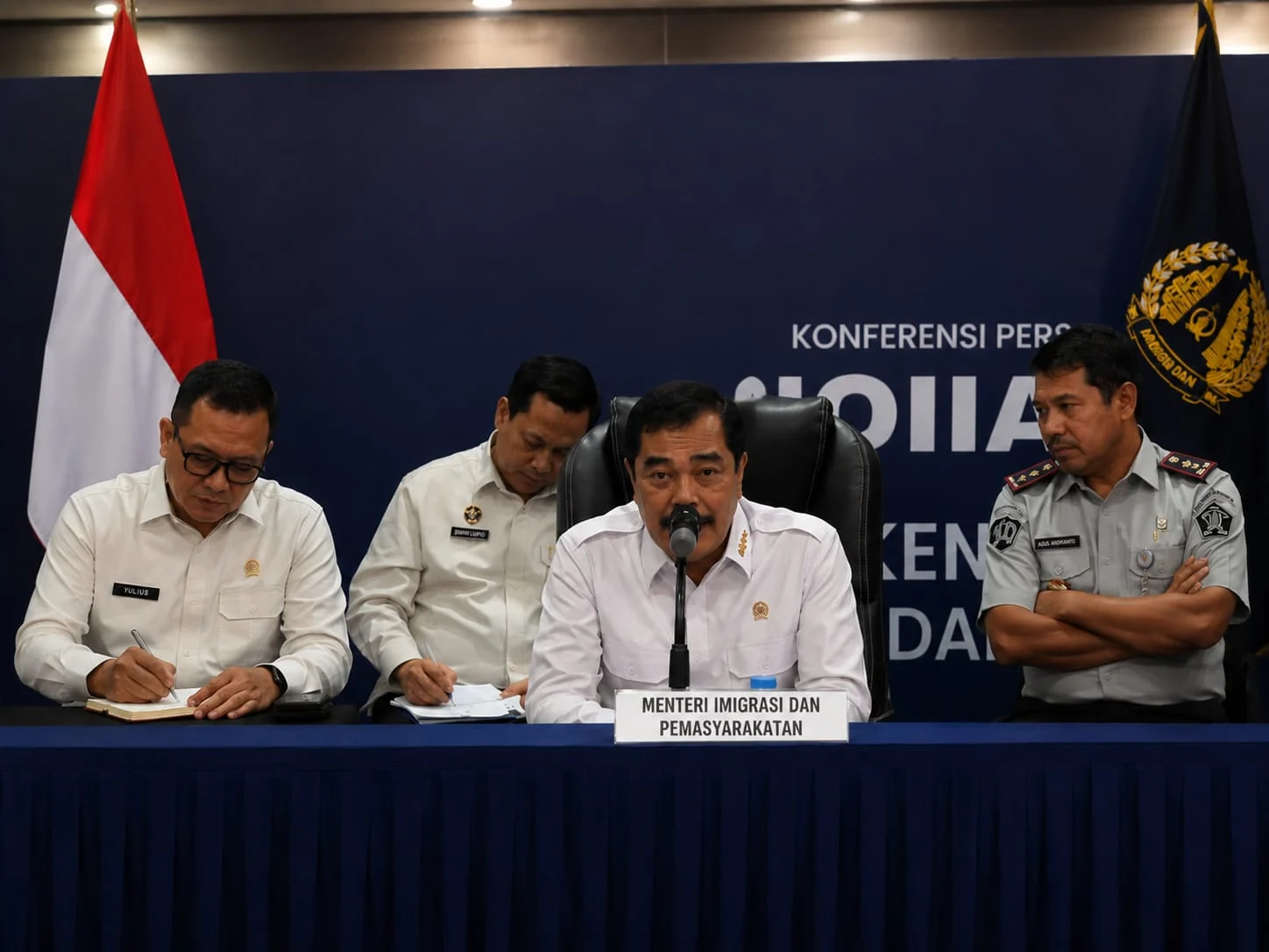 sindikat-judol-love-scamming-wna-batam Barang bukti komputer dan perangkat siber hasil penggerebekan WNA di Batam.