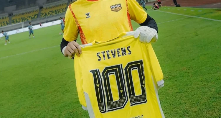 Sonny Stevens saat beraksi mengawal gawang Dewa United di BRI Super League.