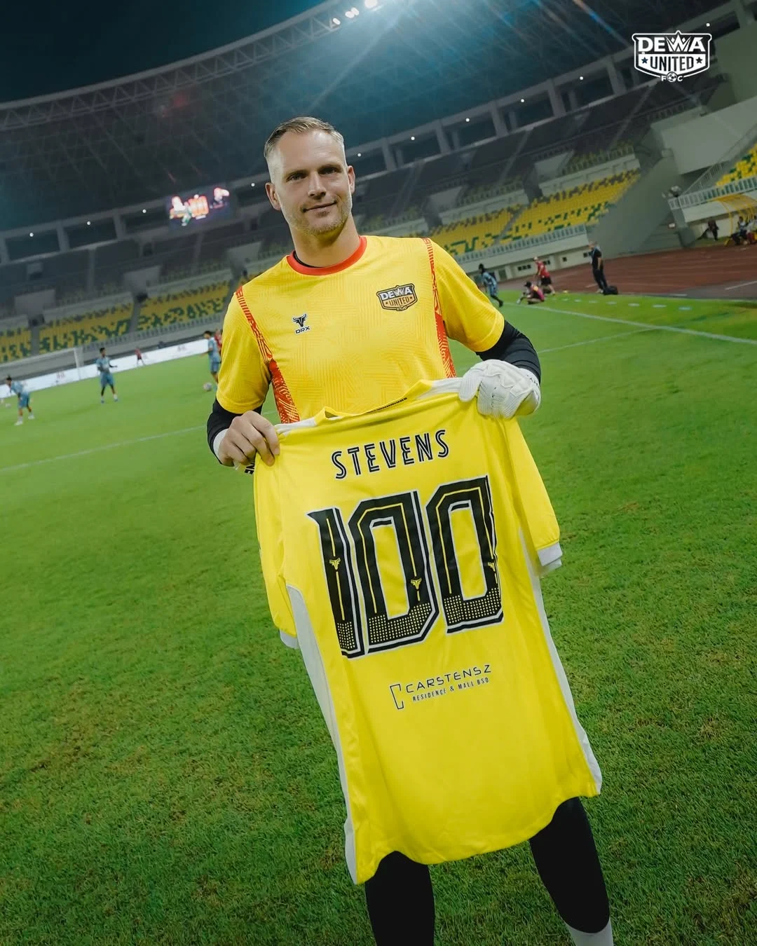 sonny-stevens-dewa-united-100-penampilan Sonny Stevens saat beraksi mengawal gawang Dewa United di BRI Super League.