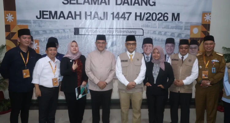 Sekretaris Daerah Sumatera Selatan, Edward Candra, bersama Menteri Haji dan Umrah RI, Moch Irfan Yusuf, meninjau langsung kesiapan jamaah haji Kloter PLM 10 yang mulai memasuki Asrama Haji Palembang. Sekretaris Daerah Sumatera Selatan, Edward Candra, bersama Menteri Haji dan Umrah RI, Moch Irfan Yusuf, meninjau langsung kesiapan jamaah haji Kloter PLM 10 yang mulai memasuki Asrama Haji Palembang.
