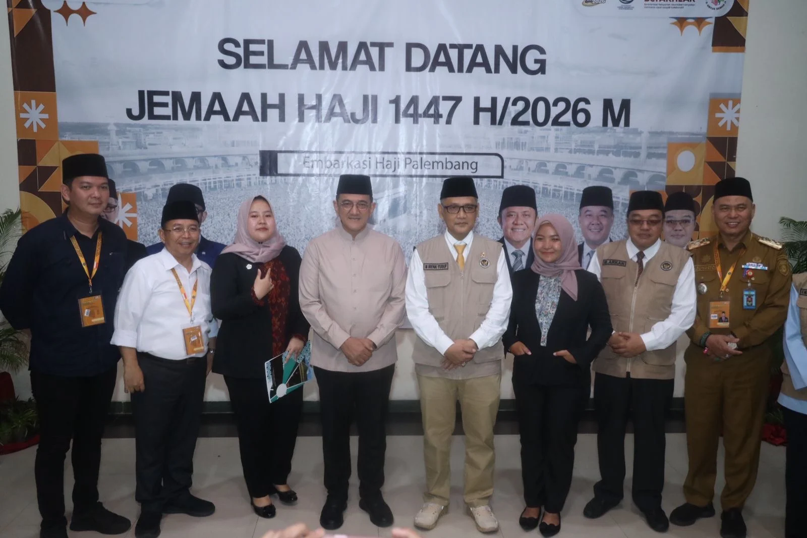 Sekretaris Daerah Sumatera Selatan, Edward Candra, bersama Menteri Haji dan Umrah RI, Moch Irfan Yusuf, meninjau langsung kesiapan jamaah haji Kloter PLM 10 yang mulai memasuki Asrama Haji Palembang.