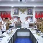Gubernur Sumatera Selatan, Herman Deru, didampingi Wakil Gubernur Cik Ujang, memimpin rapat koordinasi penanganan banjir di Palembang.