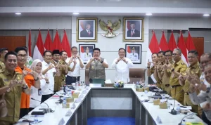 Gubernur Sumatera Selatan, Herman Deru, didampingi Wakil Gubernur Cik Ujang, memimpin rapat koordinasi penanganan banjir di Palembang.