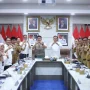 Gubernur Sumatera Selatan, Herman Deru, didampingi Wakil Gubernur Cik Ujang, memimpin rapat koordinasi penanganan banjir di Palembang.