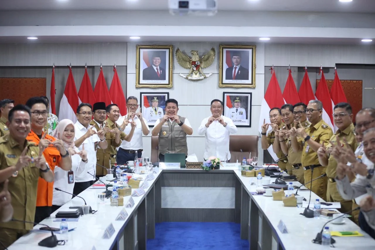 Gubernur Sumatera Selatan, Herman Deru, didampingi Wakil Gubernur Cik Ujang, memimpin rapat koordinasi penanganan banjir di Palembang.