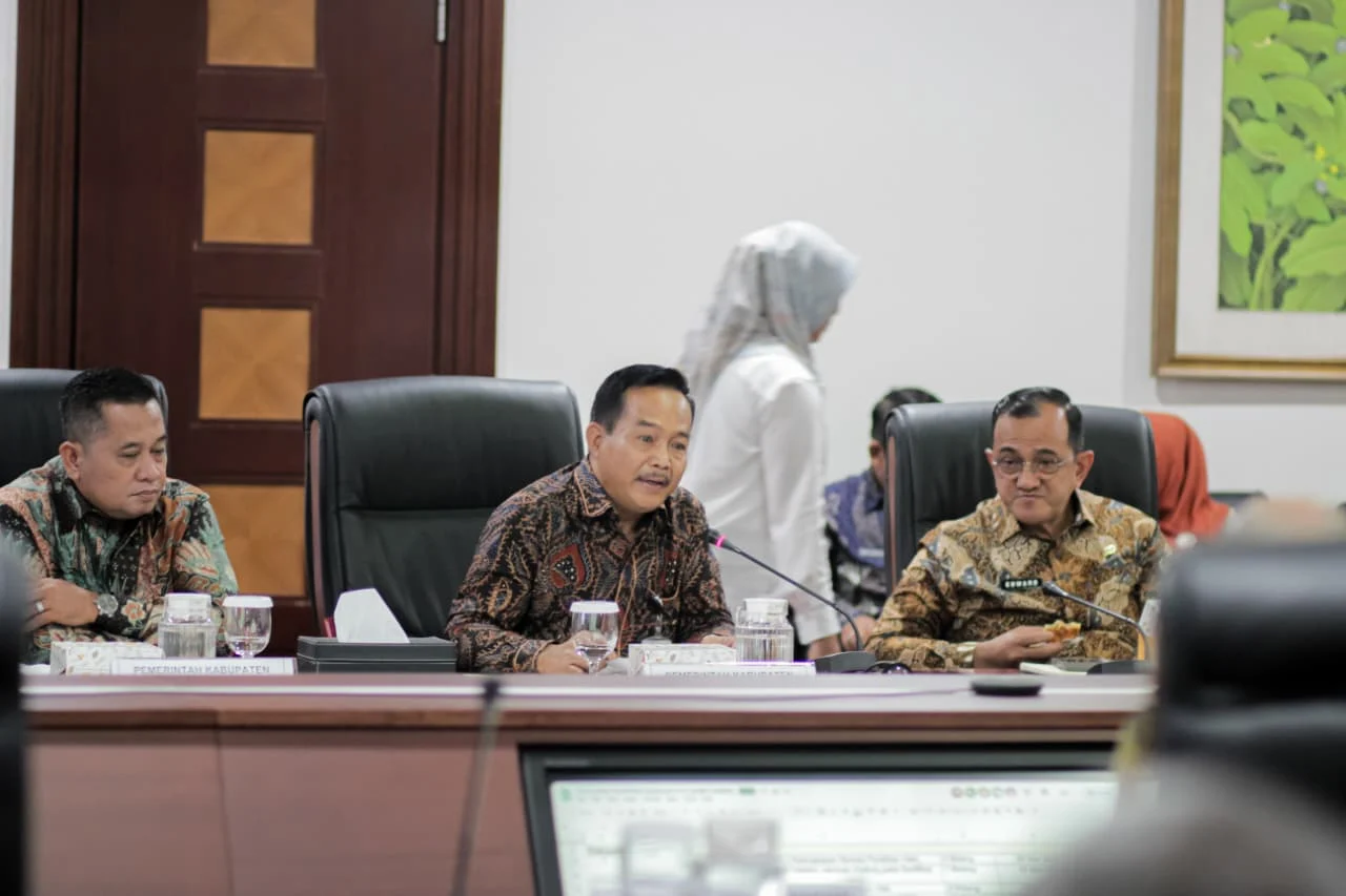 Wakil Bupati Muba Abdur Rohman Husen saat mengikuti rakor percepatan tol di Kantor Staf Presiden Jakarta.