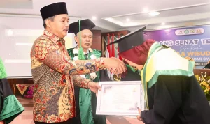 wisuda-stei-sekayu-muba-abdur-rohman-husen Wakil Bupati Muba Abdur Rohman Husen saat menghadiri Wisuda II STEI Sekayu di Auditorium Pemkab.
