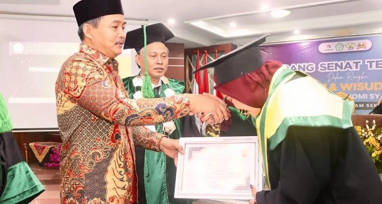 Wakil Bupati Muba Abdur Rohman Husen saat menghadiri Wisuda II STEI Sekayu di Auditorium Pemkab.