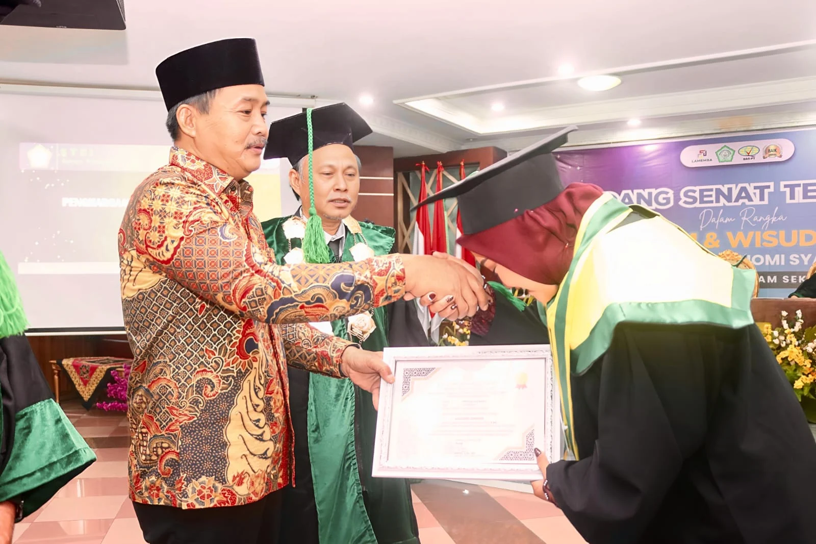 Wakil Bupati Muba Abdur Rohman Husen saat menghadiri Wisuda II STEI Sekayu di Auditorium Pemkab.