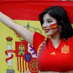 Doc: Suporter wanita Spanyol memberikan dukungan kepada tim kesayangannya. Doc: Suporter wanita Spanyol memberikan dukungan kepada tim kesayangannya.