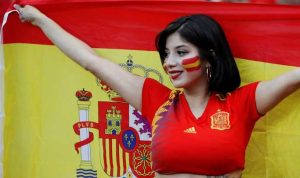Doc: Suporter wanita Spanyol memberikan dukungan kepada tim kesayangannya.