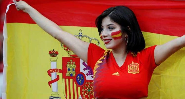 Doc: Suporter wanita Spanyol memberikan dukungan kepada tim kesayangannya. Doc: Suporter wanita Spanyol memberikan dukungan kepada tim kesayangannya.