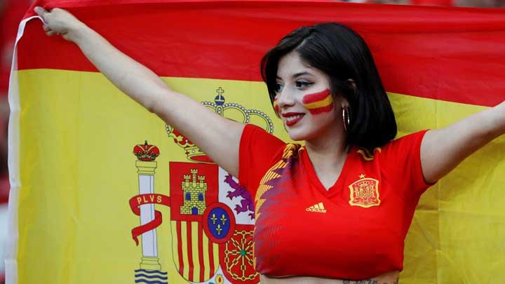 Doc: Suporter wanita Spanyol memberikan dukungan kepada tim kesayangannya. Doc: Suporter wanita Spanyol memberikan dukungan kepada tim kesayangannya.
