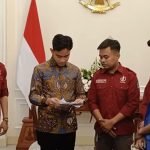 Wakil Presiden RI Gibran Rakabuming Raka berdialog dengan perwakilan mahasiswa yang menggelar aksi di kawasan Monas, Jakarta Pusat. Dalam pertemuan tersebut, mahasiswa menyampaikan sejumlah aspirasi dan masukan terkait kebijakan pemerintah.