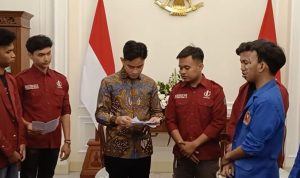 Wakil Presiden RI Gibran Rakabuming Raka berdialog dengan perwakilan mahasiswa yang menggelar aksi di kawasan Monas, Jakarta Pusat. Dalam pertemuan tersebut, mahasiswa menyampaikan sejumlah aspirasi dan masukan terkait kebijakan pemerintah. Wakil Presiden RI Gibran Rakabuming Raka berdialog dengan perwakilan mahasiswa yang menggelar aksi di kawasan Monas, Jakarta Pusat. Dalam pertemuan tersebut, mahasiswa menyampaikan sejumlah aspirasi dan masukan terkait kebijakan pemerintah.