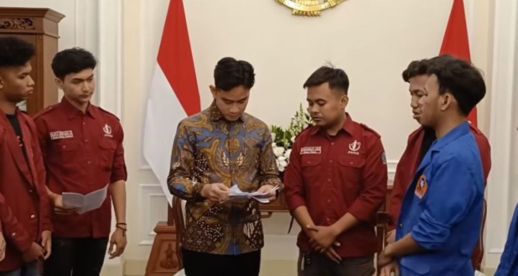 Wakil Presiden RI Gibran Rakabuming Raka berdialog dengan perwakilan mahasiswa yang menggelar aksi di kawasan Monas, Jakarta Pusat. Dalam pertemuan tersebut, mahasiswa menyampaikan sejumlah aspirasi dan masukan terkait kebijakan pemerintah.