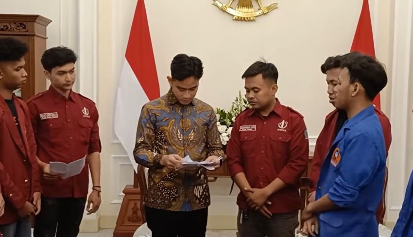Wakil Presiden RI Gibran Rakabuming Raka berdialog dengan perwakilan mahasiswa yang menggelar aksi di kawasan Monas, Jakarta Pusat. Dalam pertemuan tersebut, mahasiswa menyampaikan sejumlah aspirasi dan masukan terkait kebijakan pemerintah. Wakil Presiden RI Gibran Rakabuming Raka berdialog dengan perwakilan mahasiswa yang menggelar aksi di kawasan Monas, Jakarta Pusat. Dalam pertemuan tersebut, mahasiswa menyampaikan sejumlah aspirasi dan masukan terkait kebijakan pemerintah.