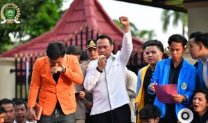 Ketua DPRD Sumsel Andie Dinialdie bersumpah di bawah Al-Qur'an di hadapan massa Aliansi BEM se-Sumsel sebagai komitmen mengawal dan menyampaikan aspirasi mahasiswa ke tingkat nasional.