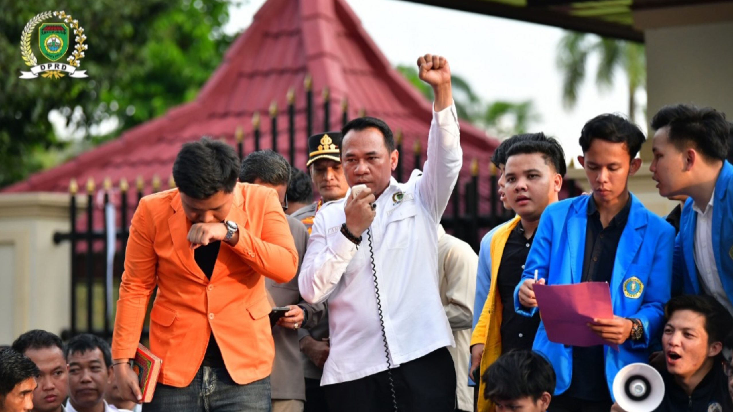 Ketua DPRD Sumsel Andie Dinialdie bersumpah di bawah Al-Qur'an di hadapan massa Aliansi BEM se-Sumsel sebagai komitmen mengawal dan menyampaikan aspirasi mahasiswa ke tingkat nasional.