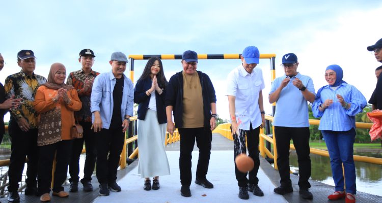 Gubernur Sumatera Selatan Herman Deru didampingi Bupati OKI Muchendi Mahzareki meresmikan empat jembatan yang dibangun melalui Bantuan Keuangan Bersifat Khusus (BKBK) Pemprov Sumsel di Desa Ulak Jermun, Kabupaten OKI, Minggu (14/6/2026). Gubernur Sumatera Selatan Herman Deru didampingi Bupati OKI Muchendi Mahzareki meresmikan empat jembatan yang dibangun melalui Bantuan Keuangan Bersifat Khusus (BKBK) Pemprov Sumsel di Desa Ulak Jermun, Kabupaten OKI, Minggu (14/6/2026).