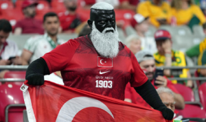 Udi Neco, suporter legendaris Timnas Turki, tampil mencolok dengan riasan khas "Black Bull" saat mendukung negaranya di Piala Dunia 2026. Penampilan uniknya menjadi sorotan dan simbol loyalitas tanpa batas bagi sepak bola Turki.
