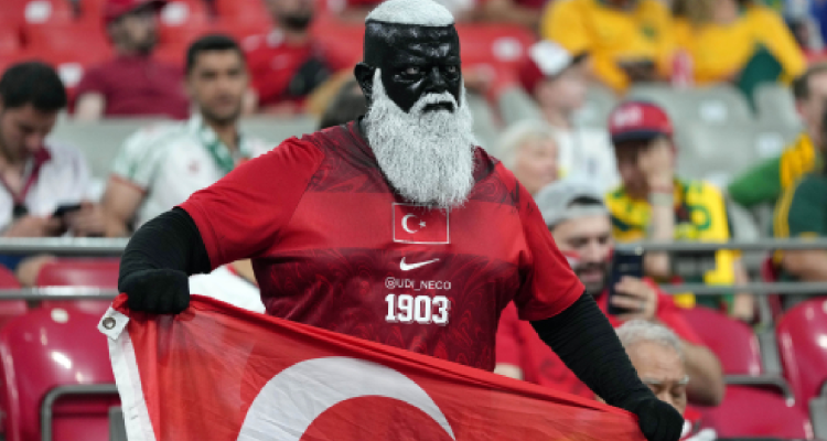 Udi Neco, suporter legendaris Timnas Turki, tampil mencolok dengan riasan khas "Black Bull" saat mendukung negaranya di Piala Dunia 2026. Penampilan uniknya menjadi sorotan dan simbol loyalitas tanpa batas bagi sepak bola Turki.