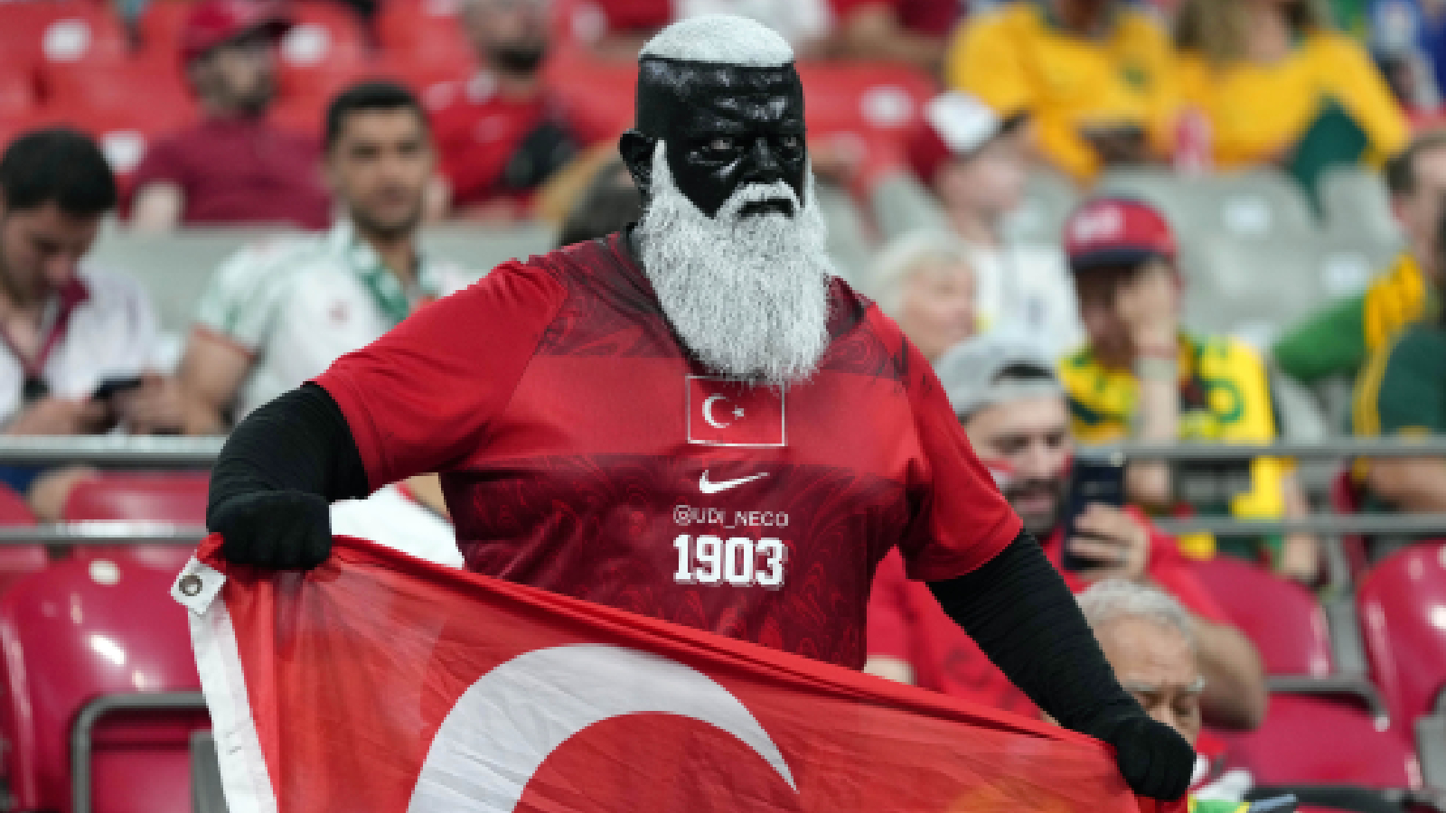 Udi Neco, suporter legendaris Timnas Turki, tampil mencolok dengan riasan khas "Black Bull" saat mendukung negaranya di Piala Dunia 2026. Penampilan uniknya menjadi sorotan dan simbol loyalitas tanpa batas bagi sepak bola Turki. Udi Neco, suporter legendaris Timnas Turki, tampil mencolok dengan riasan khas "Black Bull" saat mendukung negaranya di Piala Dunia 2026. Penampilan uniknya menjadi sorotan dan simbol loyalitas tanpa batas bagi sepak bola Turki.