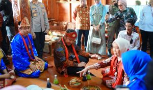 Gubernur Sumsel H. Herman Deru didampingi Ketua Dekranasda Sumsel Hj. Feby Herman Deru membuka Festival Seni Adat dan Tradisi 2026 serta Pameran Anjungan Sumatera Selatan di Jakabaring, Palembang, Rabu (24/6/2026).