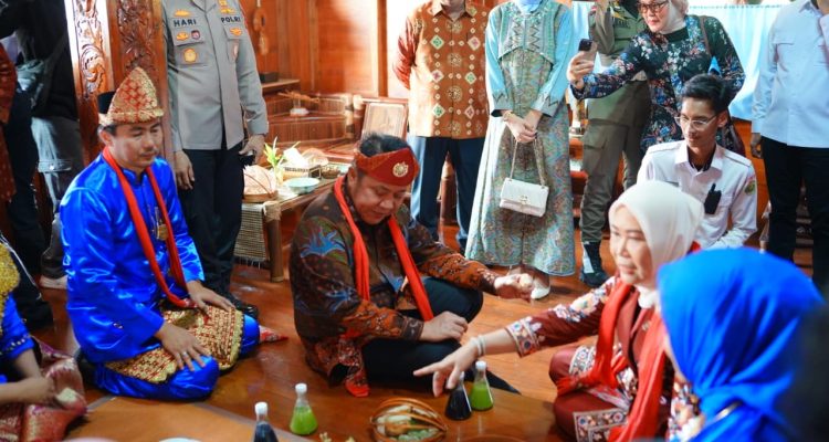 Gubernur Sumsel H. Herman Deru didampingi Ketua Dekranasda Sumsel Hj. Feby Herman Deru membuka Festival Seni Adat dan Tradisi 2026 serta Pameran Anjungan Sumatera Selatan di Jakabaring, Palembang, Rabu (24/6/2026).