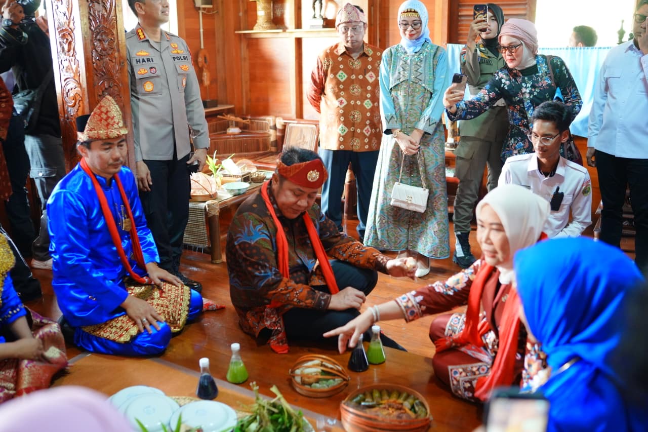 Gubernur Sumsel H. Herman Deru didampingi Ketua Dekranasda Sumsel Hj. Feby Herman Deru membuka Festival Seni Adat dan Tradisi 2026 serta Pameran Anjungan Sumatera Selatan di Jakabaring, Palembang, Rabu (24/6/2026).