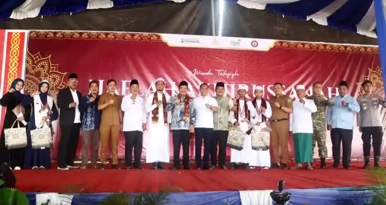 abdur-rohman-husen-wabup-muba-ponpes Wakil Bupati Muba Abdur Rohman Husen menghadiri Haflah Akhirussanah dan Wisuda Tahfizh Ponpes Darul Qur'an Al Madani.