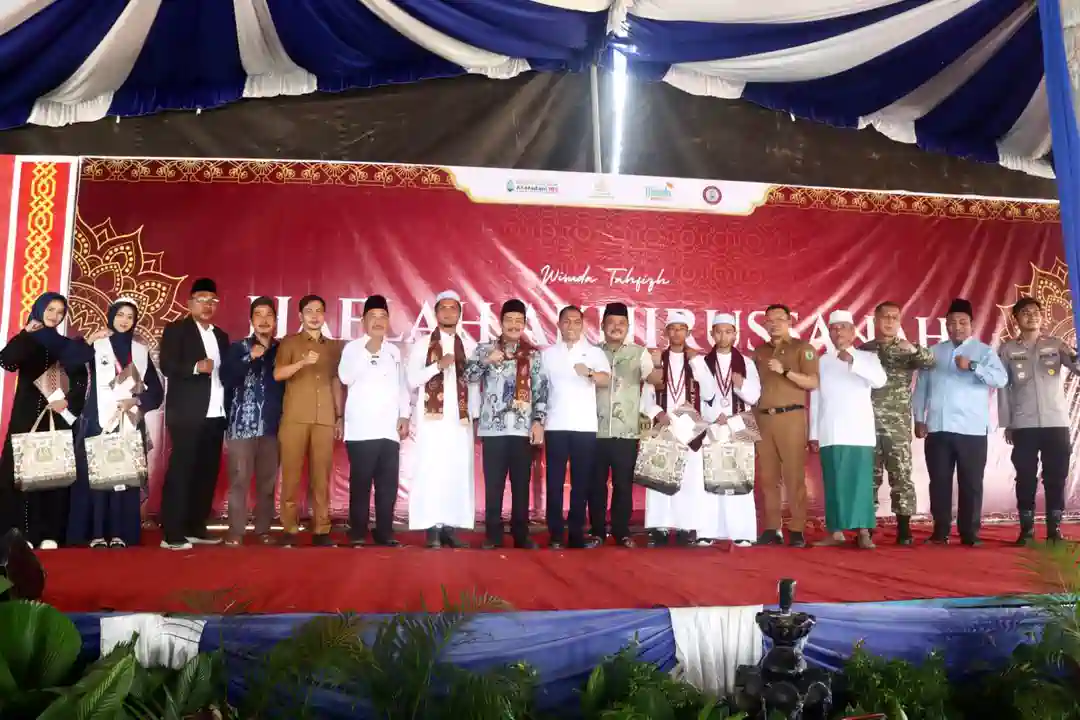 abdur-rohman-husen-wabup-muba-ponpes Wakil Bupati Muba Abdur Rohman Husen menghadiri Haflah Akhirussanah dan Wisuda Tahfizh Ponpes Darul Qur'an Al Madani.