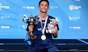 alwi-farhan-juara-australia-open-2026 Ekspresi kebahagiaan Alwi Farhan di podium juara tunggal putra Australia Open 2026.