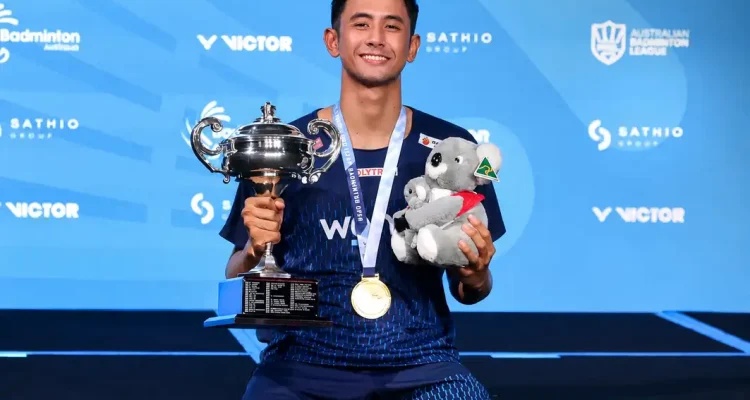 alwi-farhan-juara-australia-open-2026 Ekspresi kebahagiaan Alwi Farhan di podium juara tunggal putra Australia Open 2026.